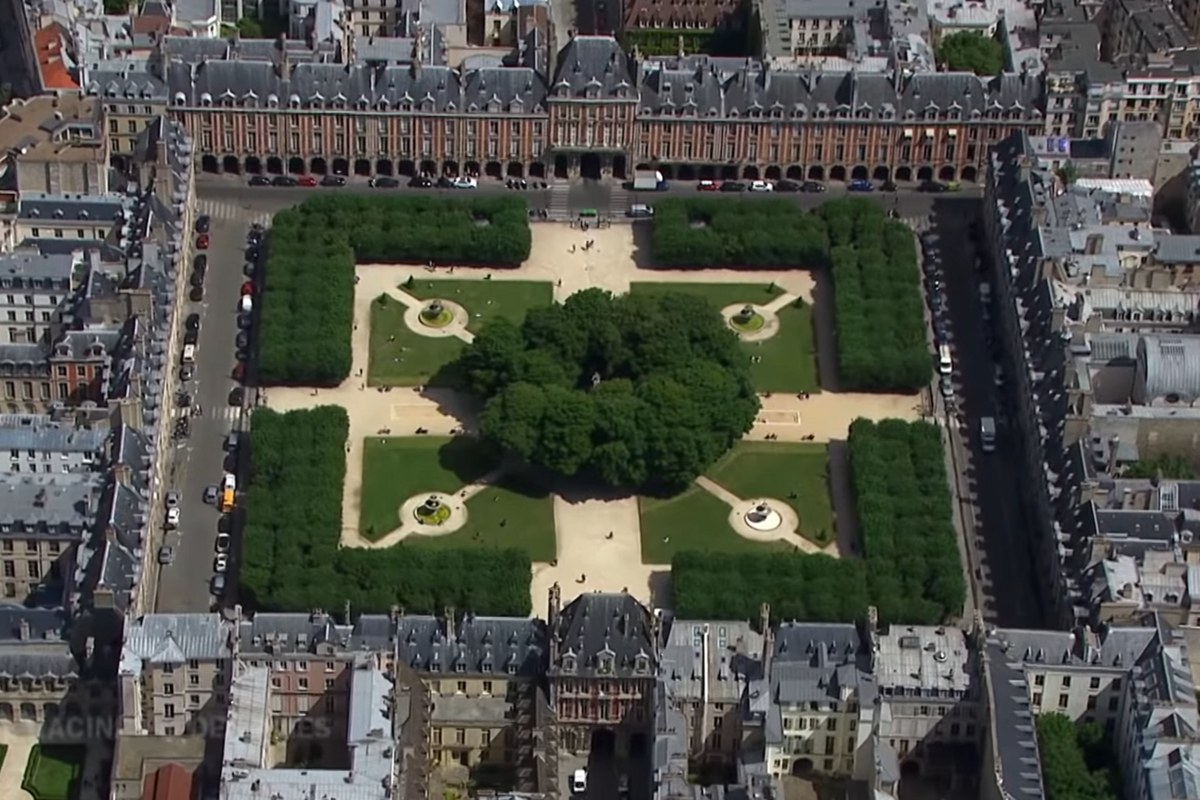 Place des Vosges em Paris, França
